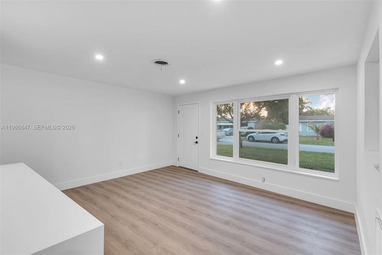 3180 Ne 10th Ter - Photo 5 of 8