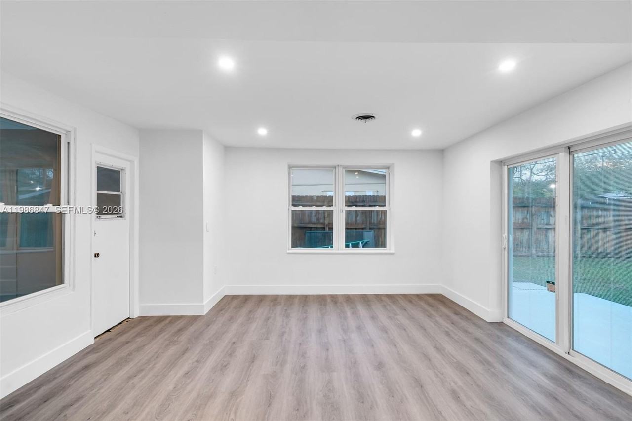 3180 Ne 10th Ter - Photo 6 of 8