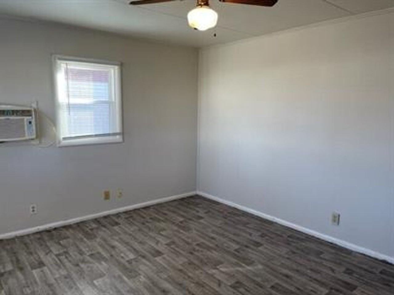 1104 Eastview Dr - Photo 2 of 6