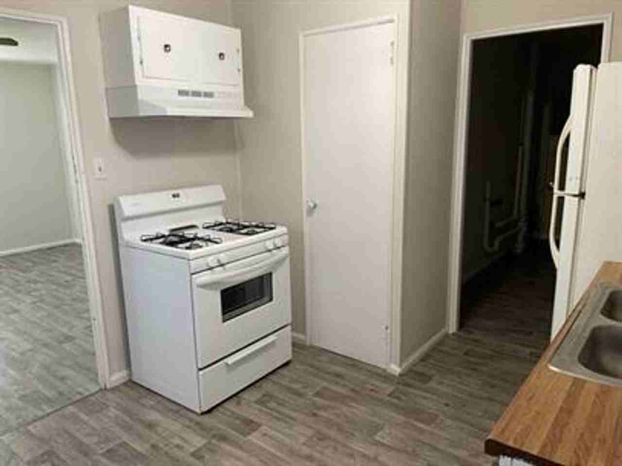 1104 Eastview Dr - Photo 4 of 6