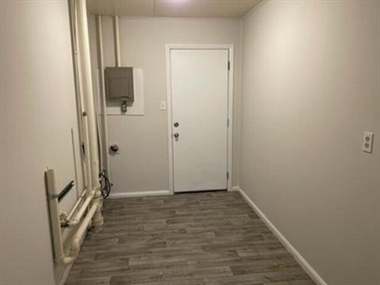 1104 Eastview Dr - Photo 5 of 6