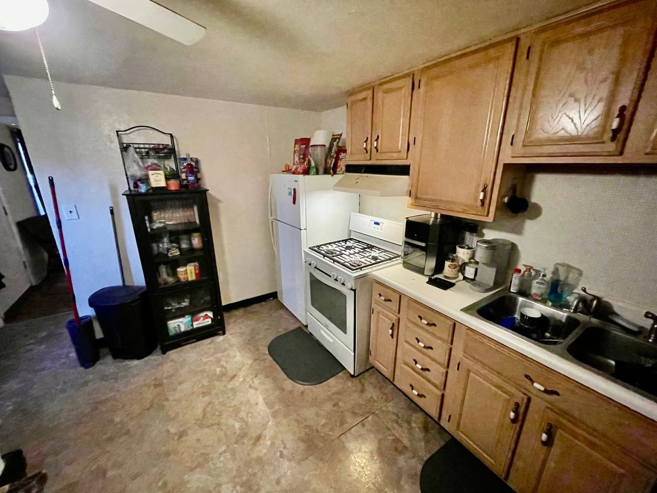 141 Carroll St - Photo 7 of 12