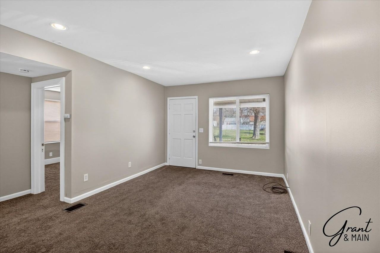 14048 Marshall Ave - Photo 3 of 21