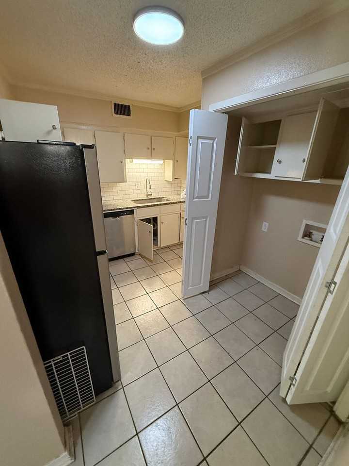 1104 Lilac Dr - Photo 3 of 11