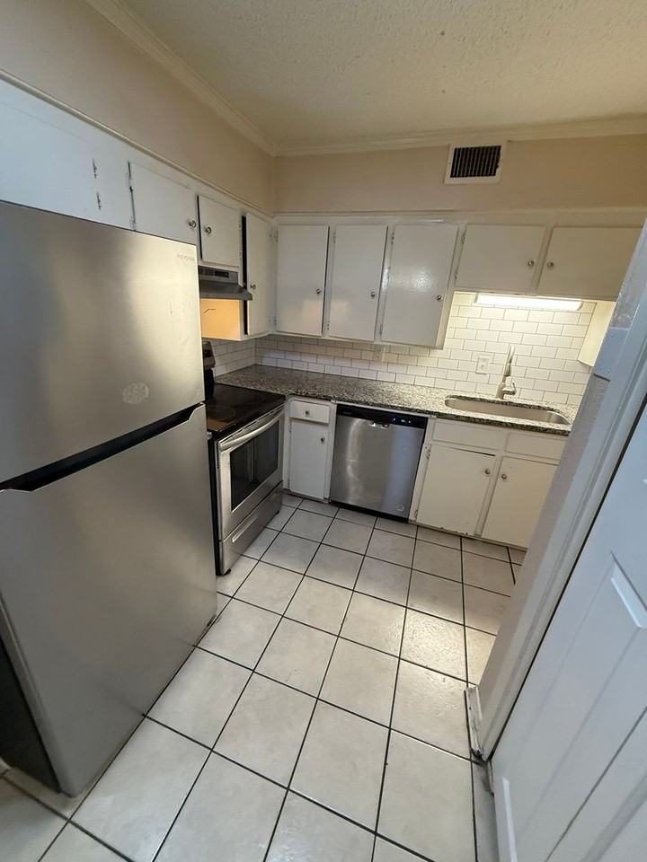 1104 Lilac Dr - Photo 4 of 11