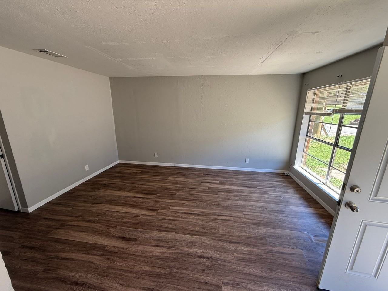 2916 Bernice St - Photo 2 of 10