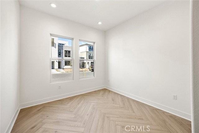 164 Apron - Photo 6 of 8