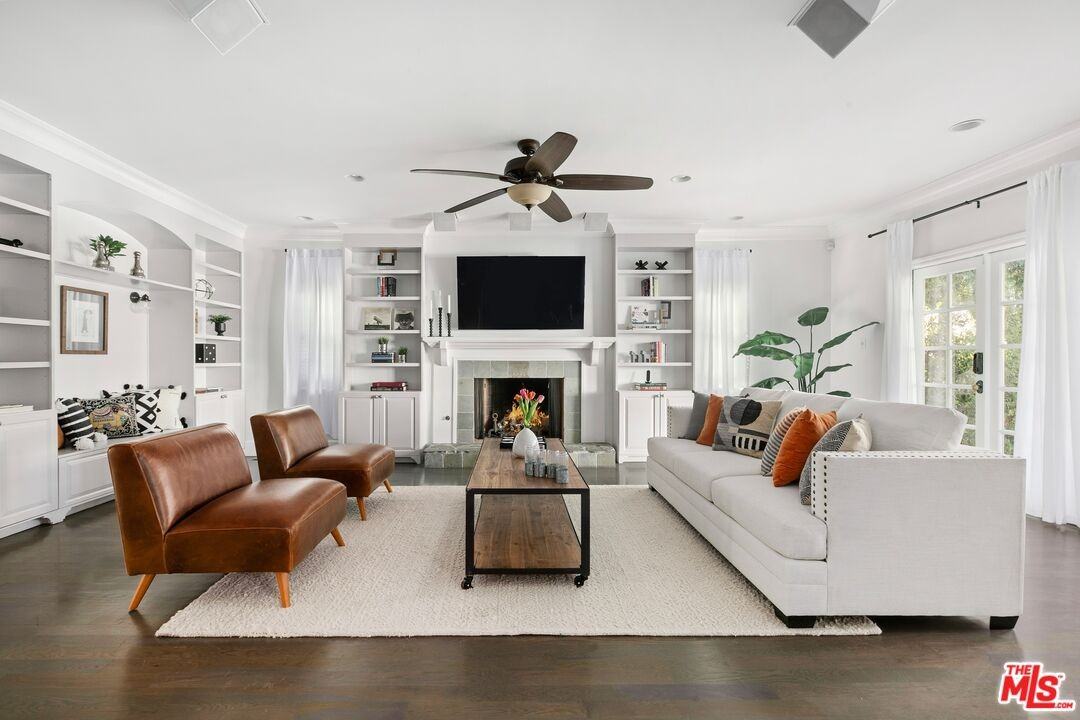 11217 Kling St - Photo 3 of 8