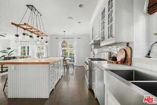 11217 Kling St - Photo 7 of 8