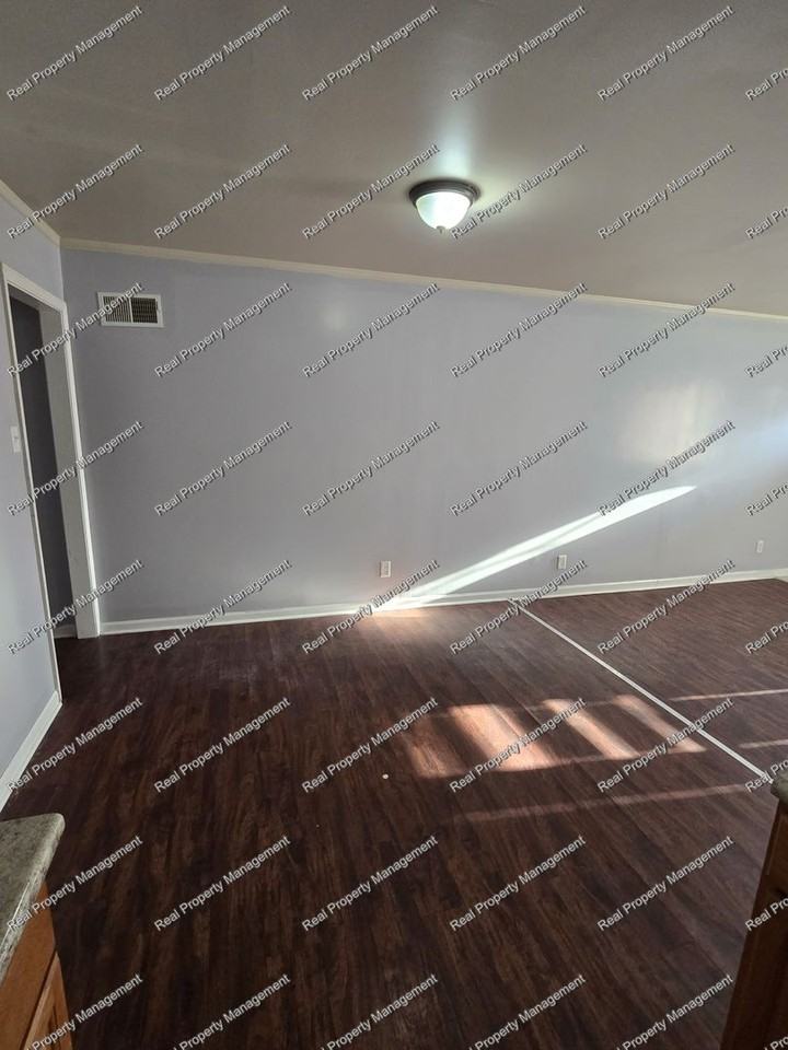 3820 Colbourne St - Photo 4 of 11