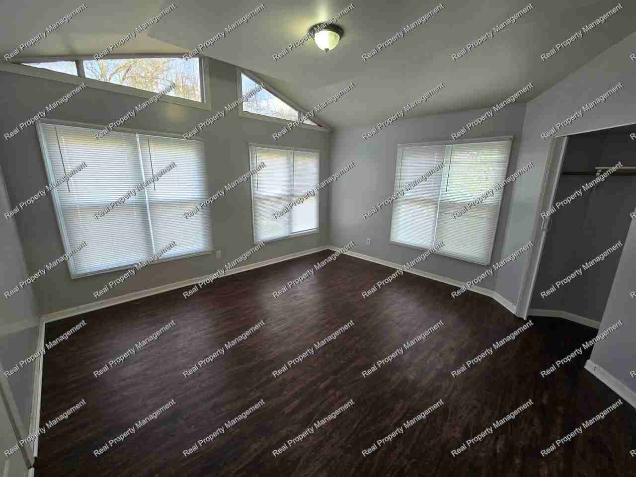 3820 Colbourne St - Photo 5 of 11