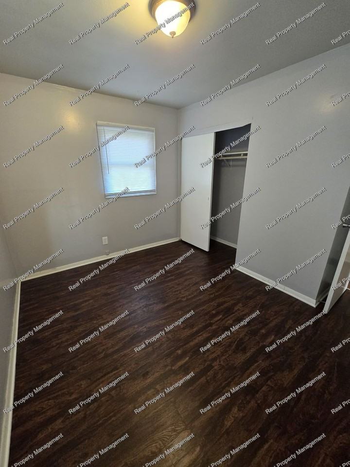 3820 Colbourne St - Photo 7 of 11