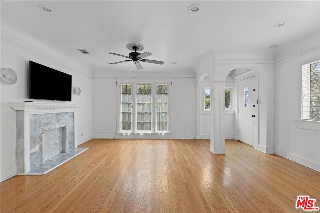 1018 Havenhurst Dr #1020 - Photo 3 of 8