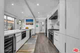 718 Marine St - Photo 6 of 8