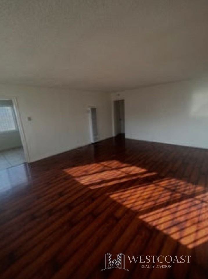 1041 W. Reeve St. - Photo 3 of 22