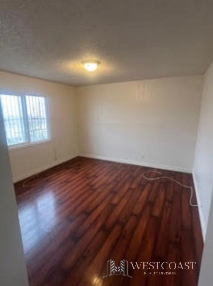 1041 W. Reeve St. - Photo 7 of 22