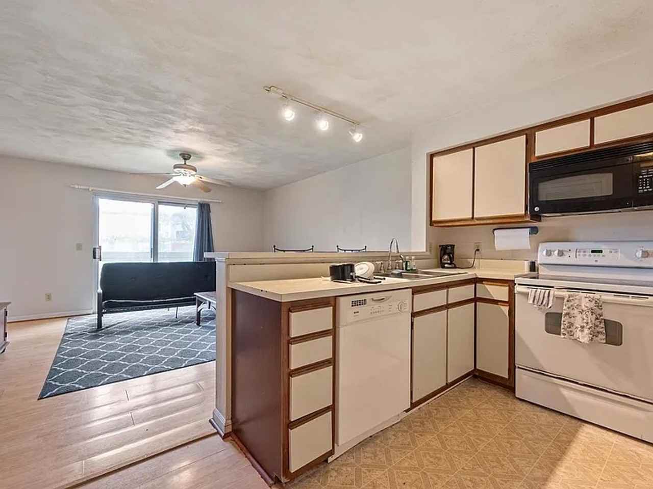 1470 Seneca Dr - Photo 5 of 15