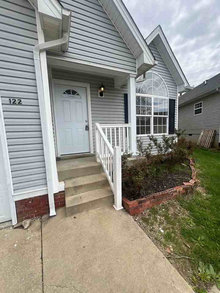 122 Spencer Ct - Photo 2 of 10