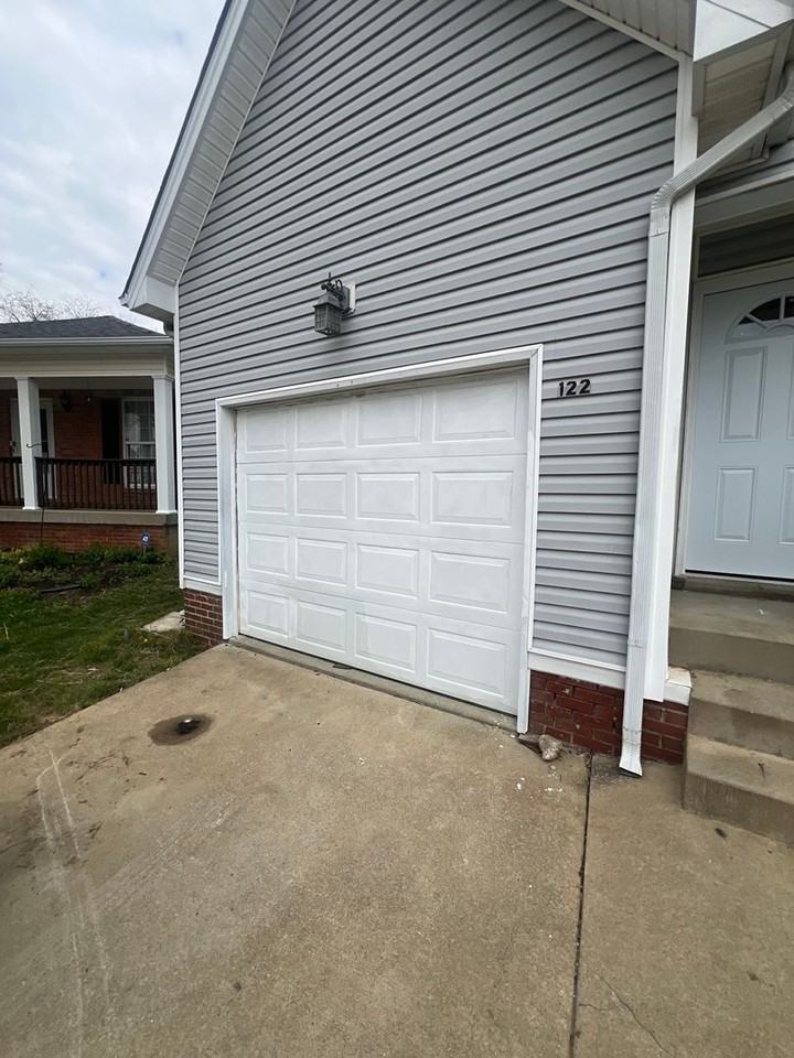 122 Spencer Ct - Photo 3 of 10