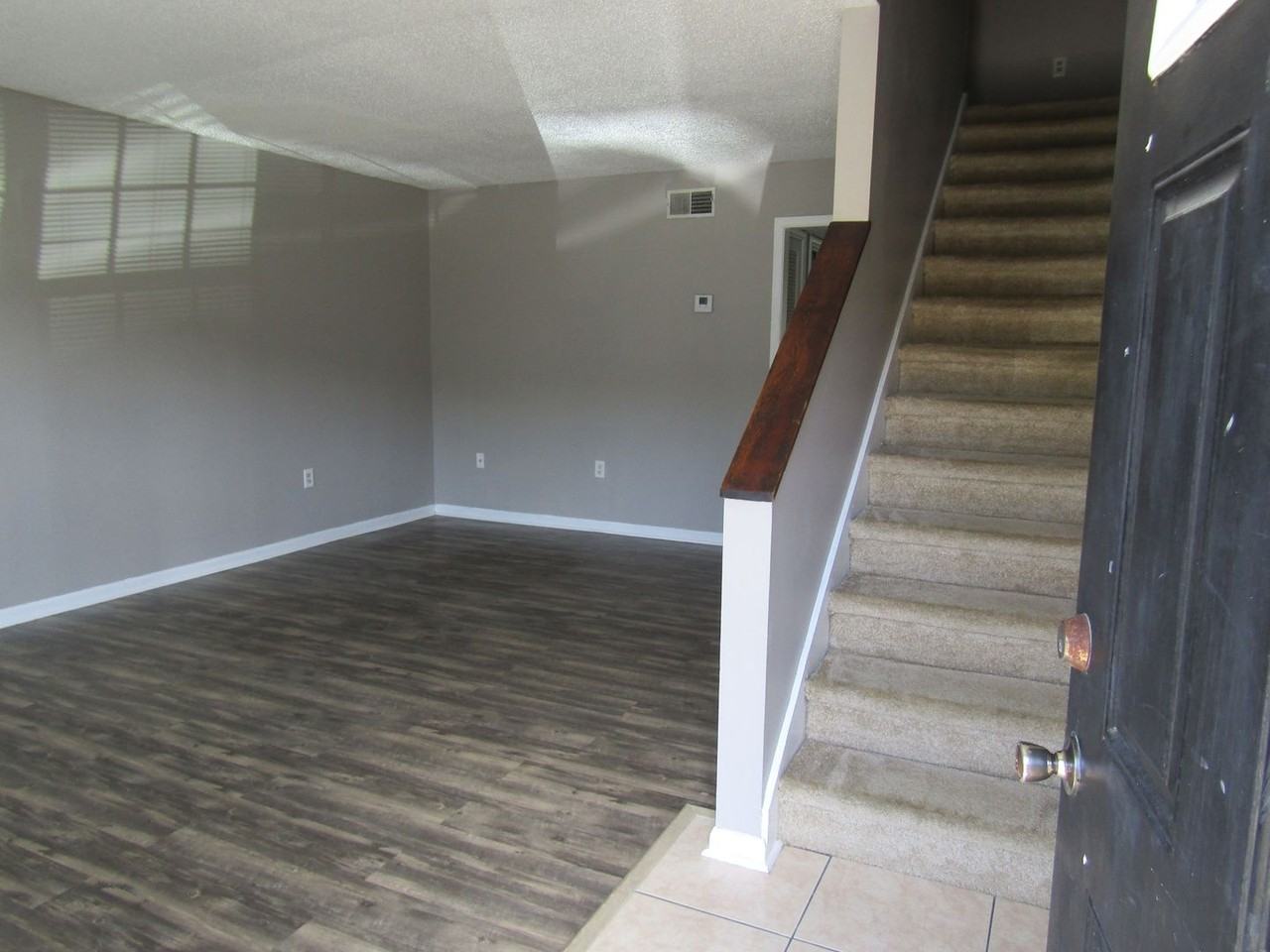 1100 Pineland Ave - Photo 2 of 15