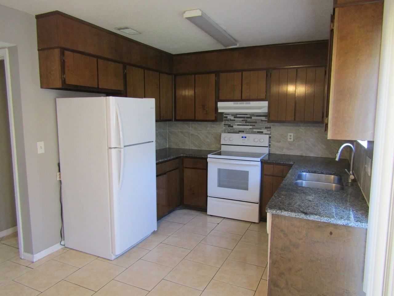 1100 Pineland Ave - Photo 7 of 15