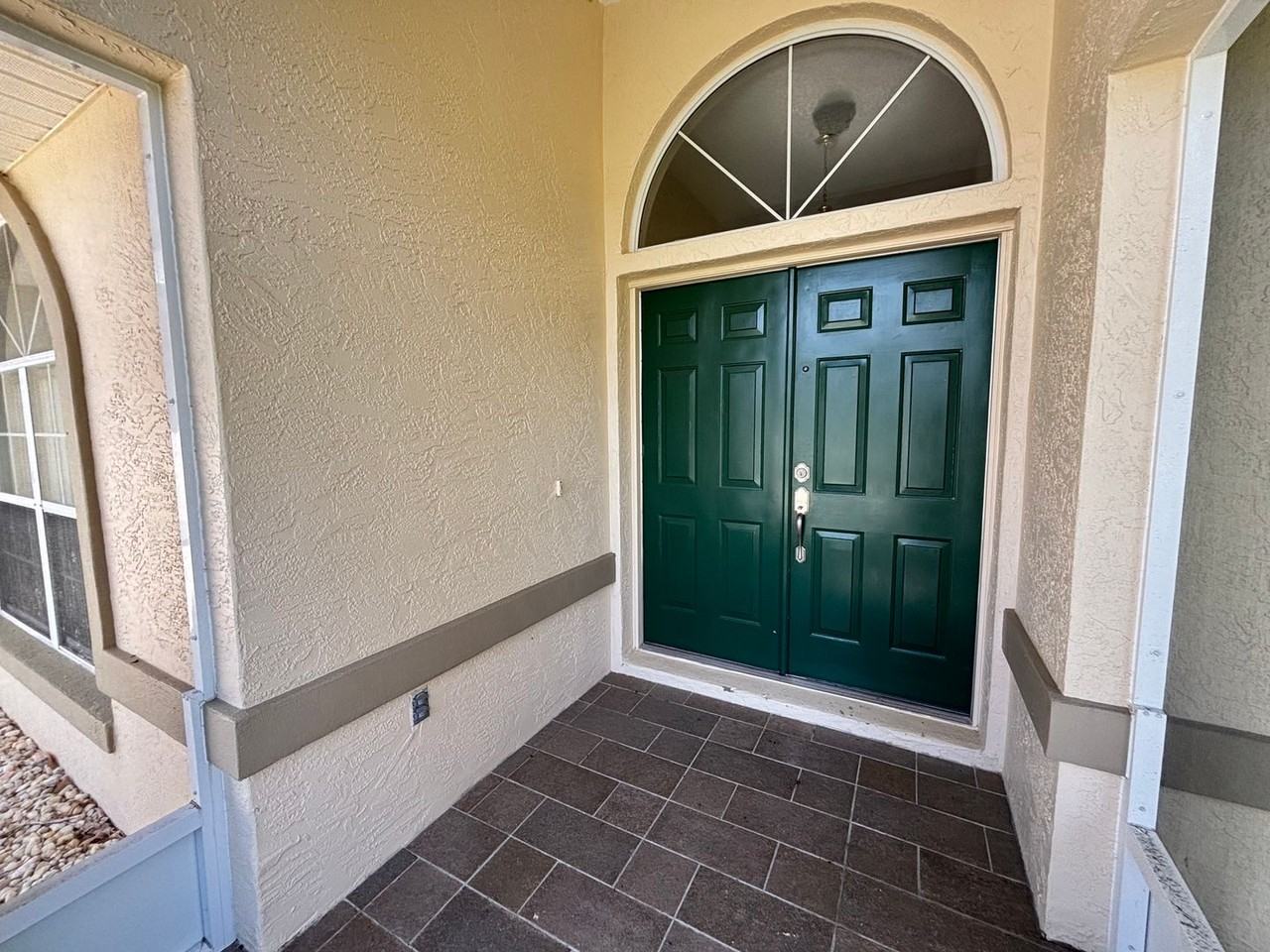 20 Clarendon Ct N - Photo 3 of 34