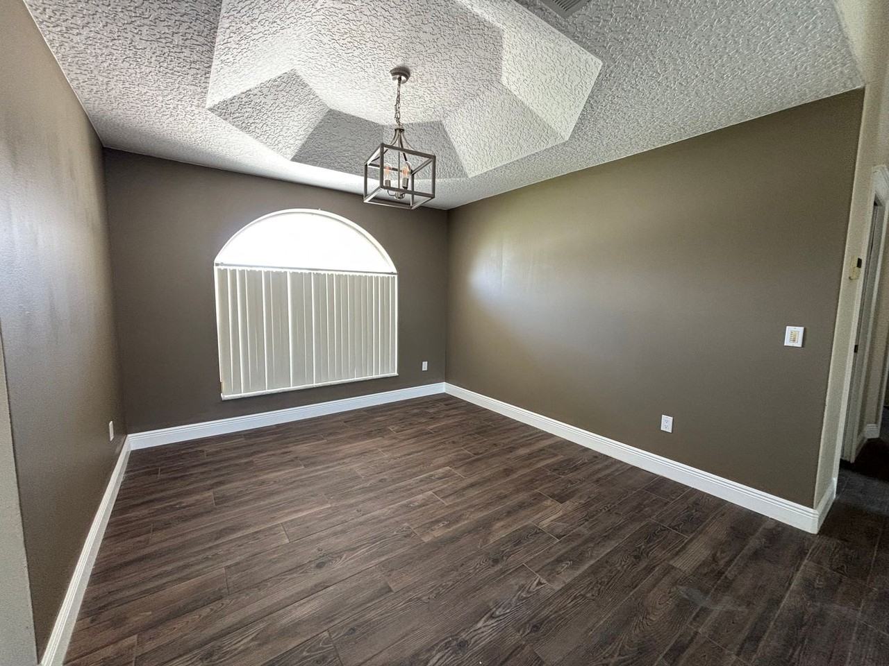 20 Clarendon Ct N - Photo 6 of 34