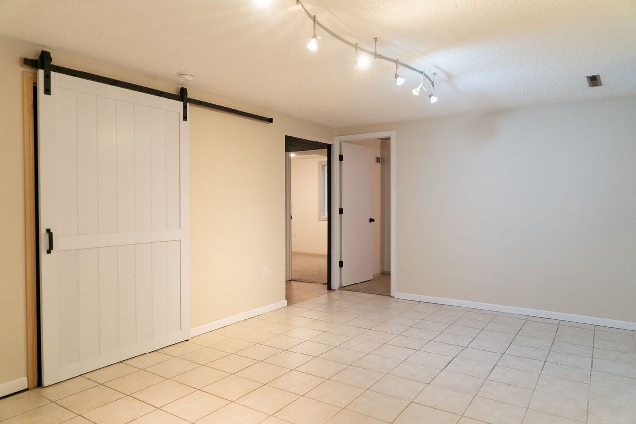 1500 Ashcroft Dr - Photo 7 of 33