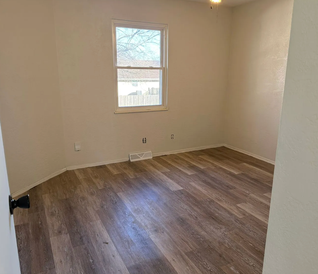 2901 Tepee Ave - Photo 4 of 10