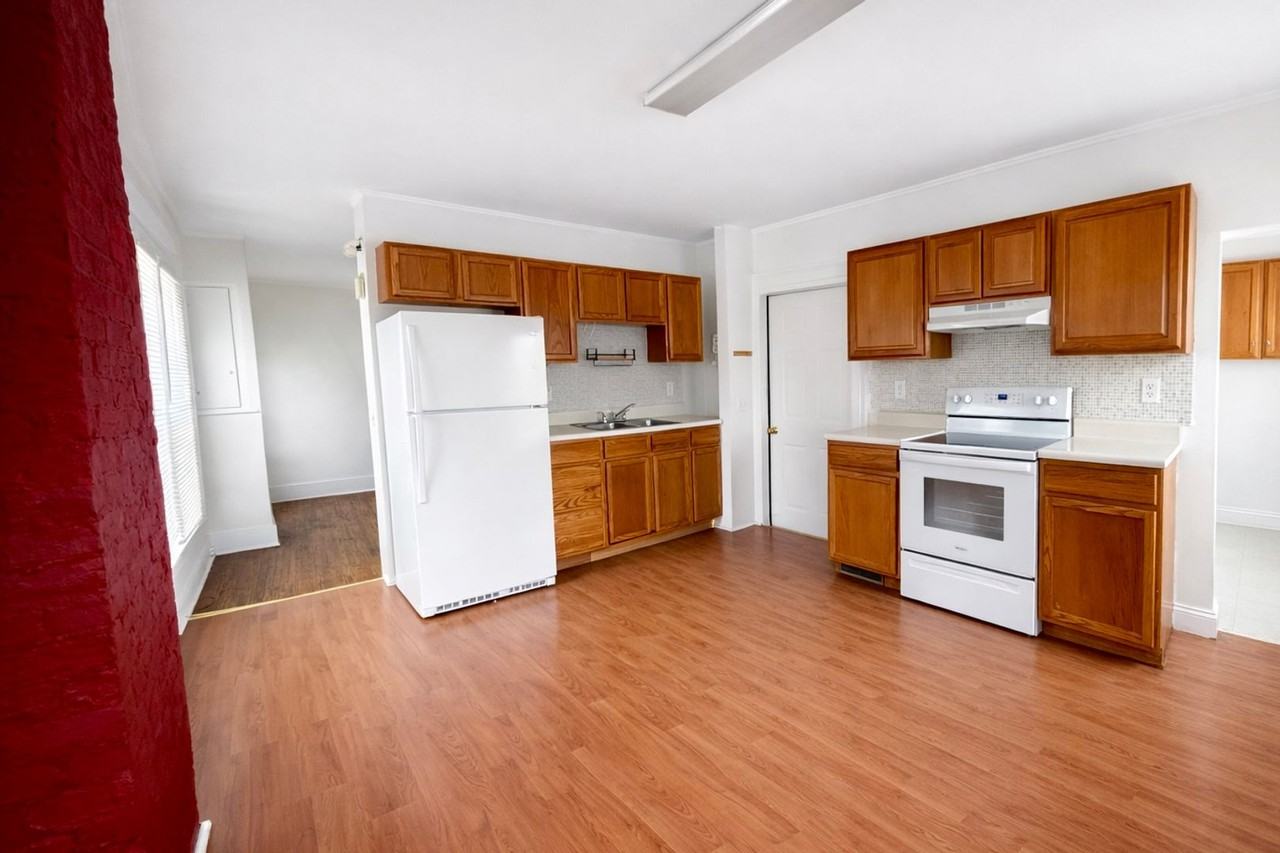 218 N George St - Photo 3 of 20