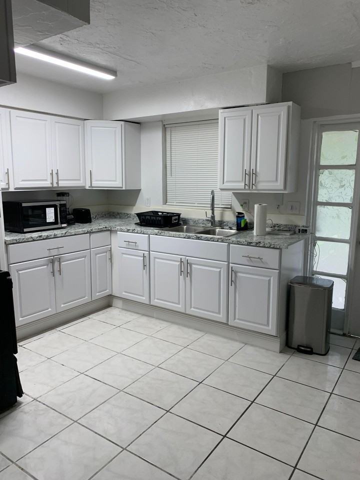 Nw 7th Pl - Photo 7 of 23