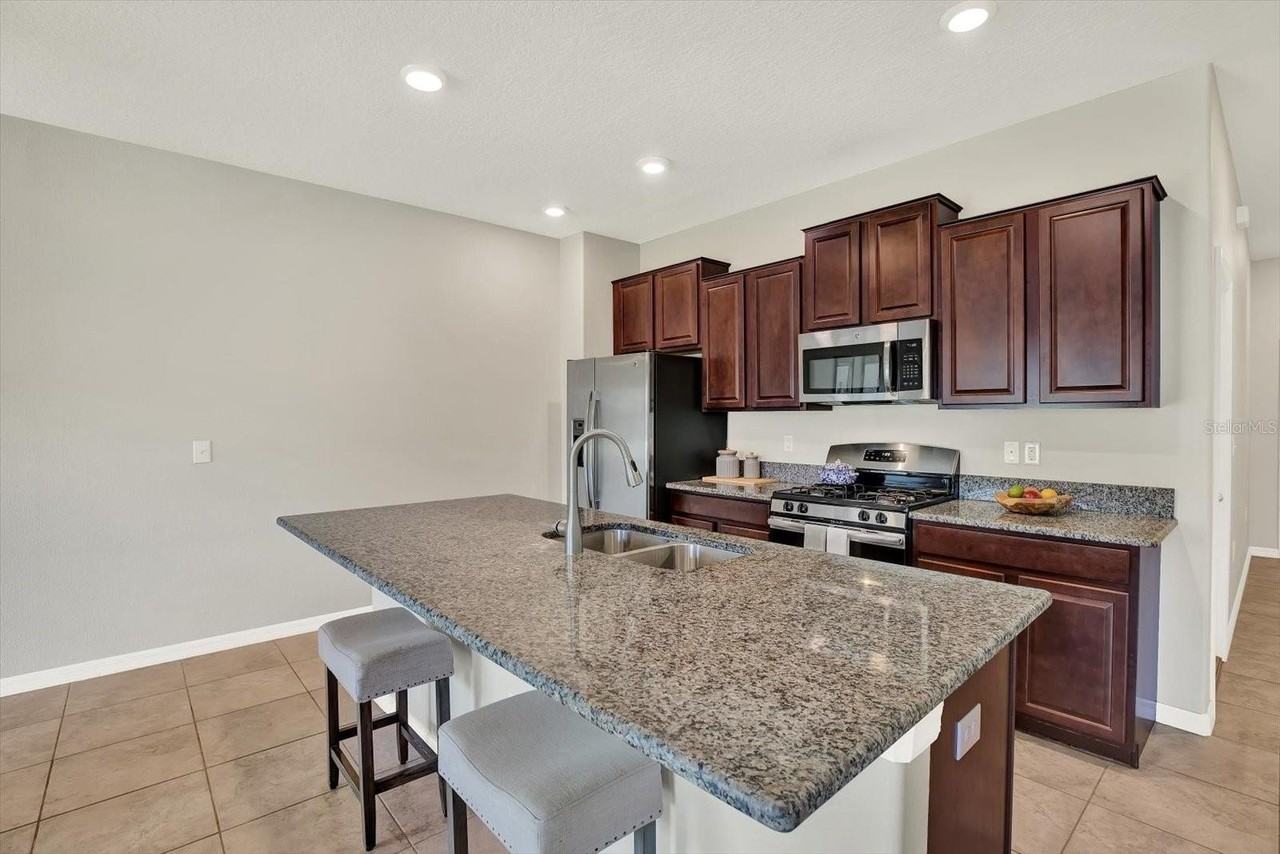 16930 Storyline Dr - Photo 4 of 38