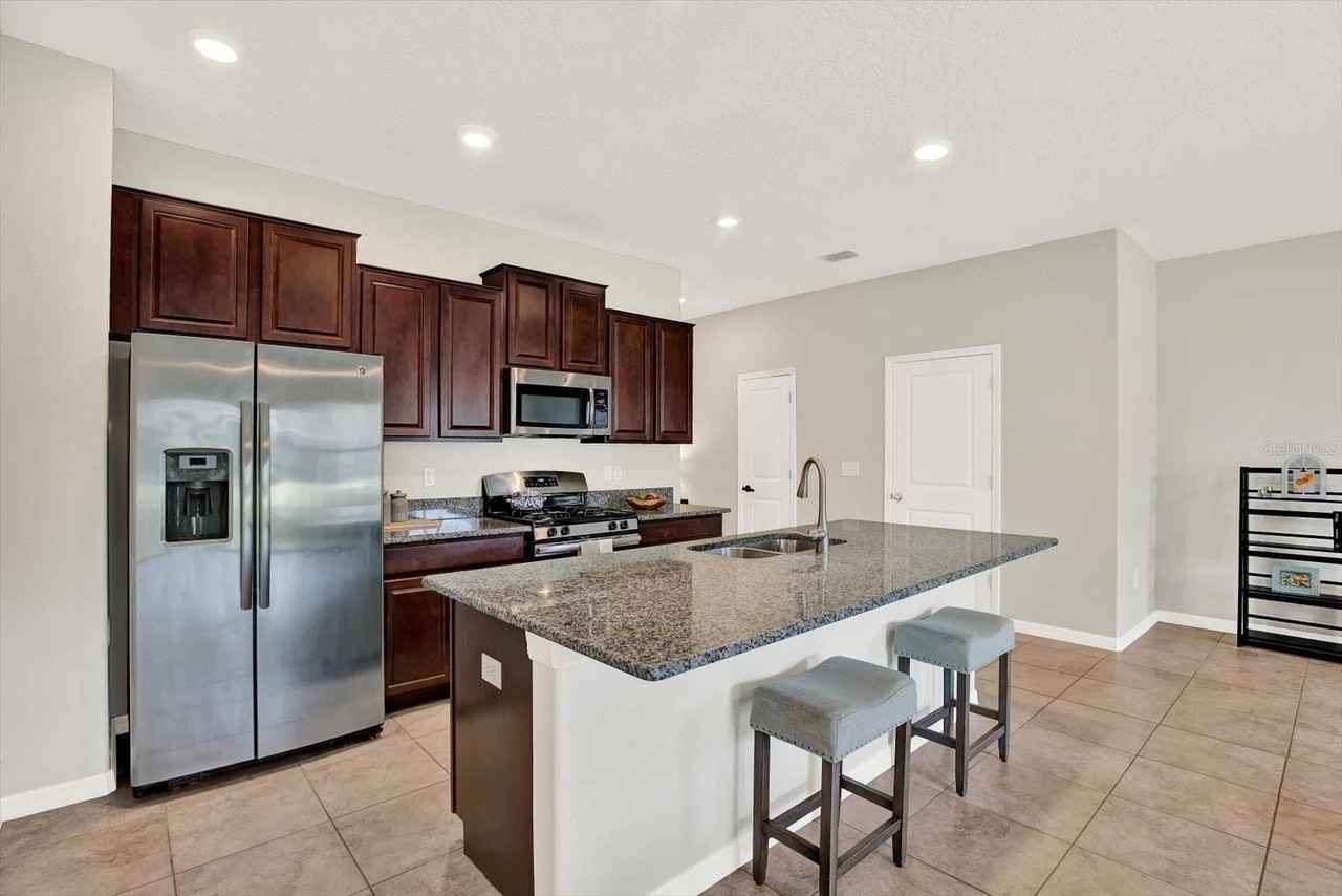 16930 Storyline Dr - Photo 5 of 38