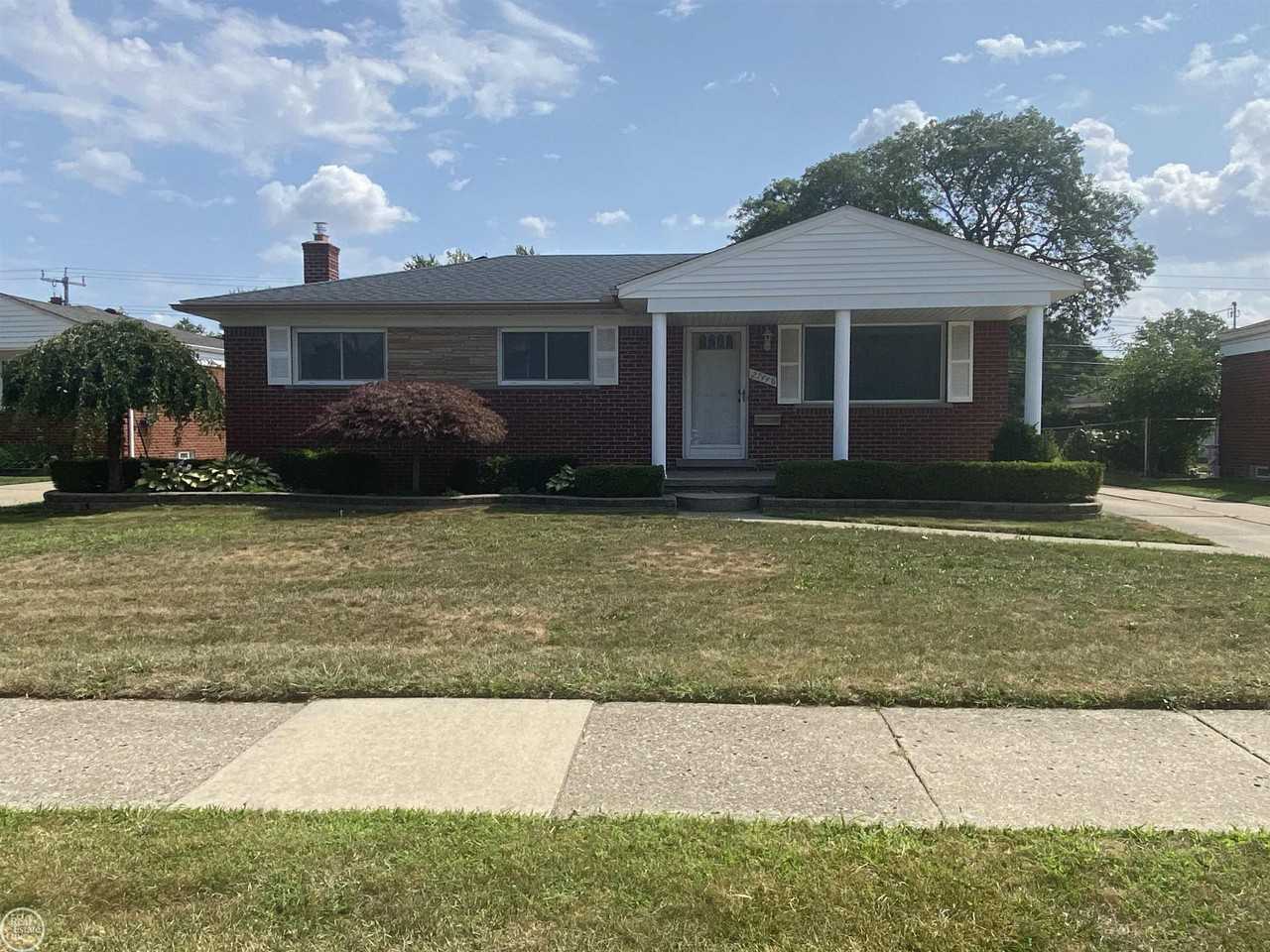 27448 Haverhill Dr - Photo 2 of 14