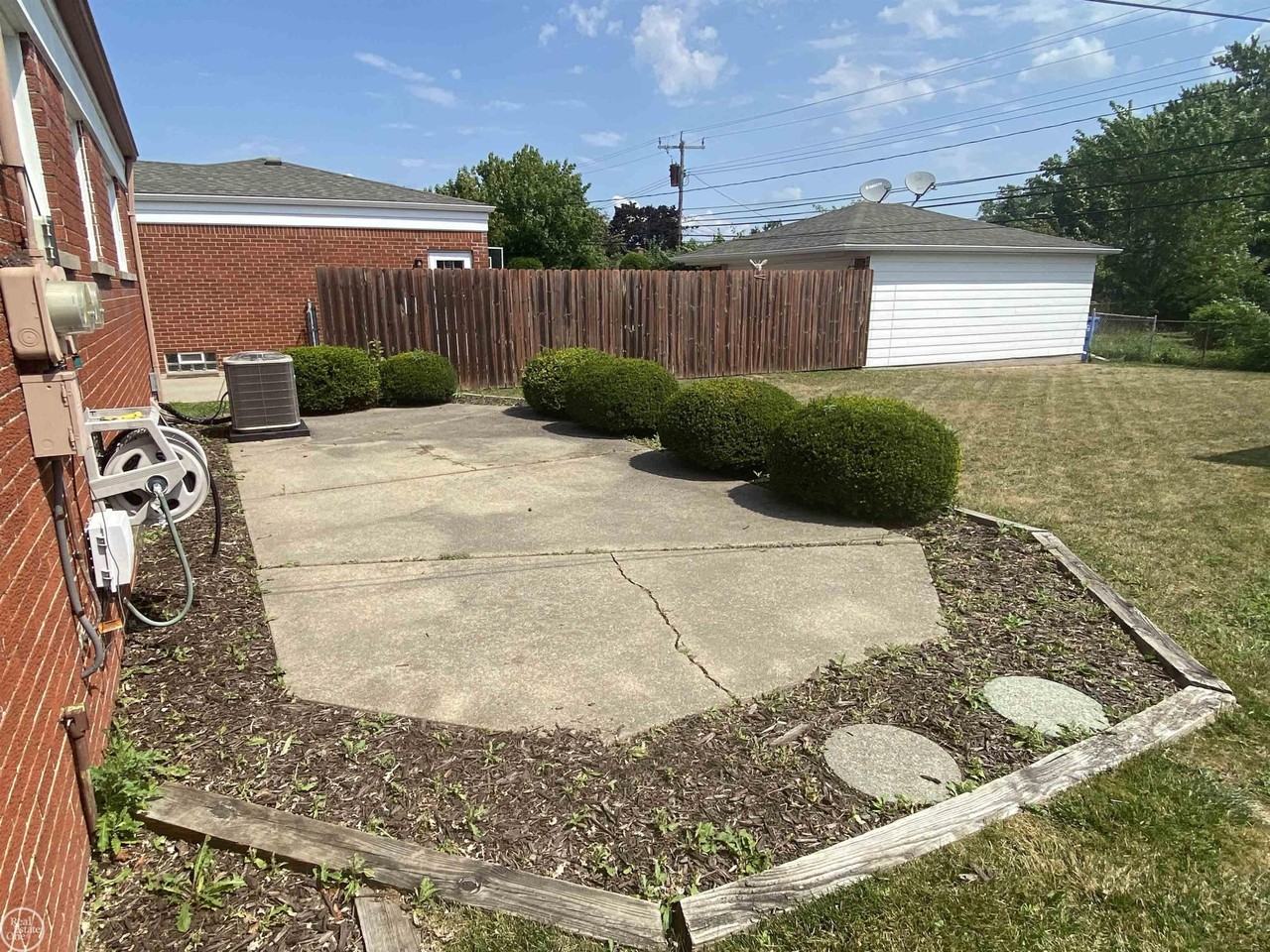 27448 Haverhill Dr - Photo 4 of 14