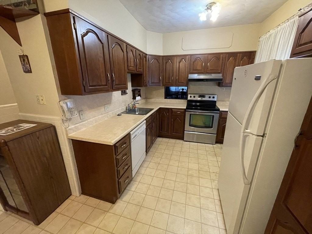 51 Richmond Ave Unit 1 - Photo 3 of 17