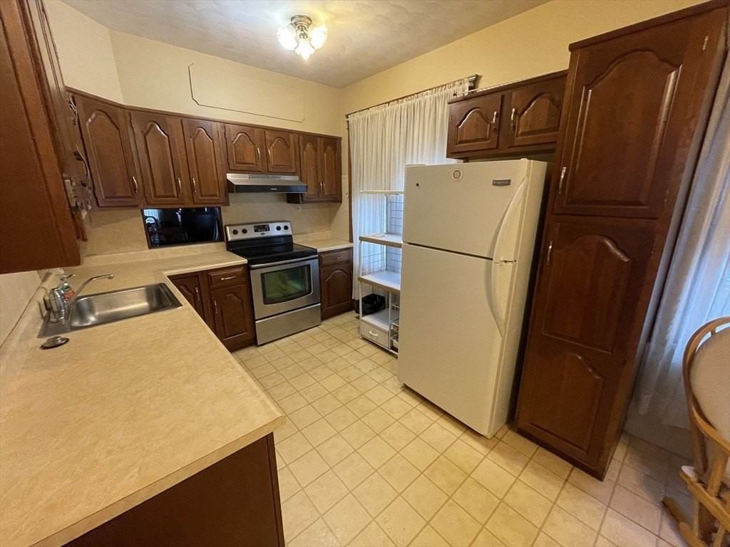 51 Richmond Ave Unit 1 - Photo 4 of 17