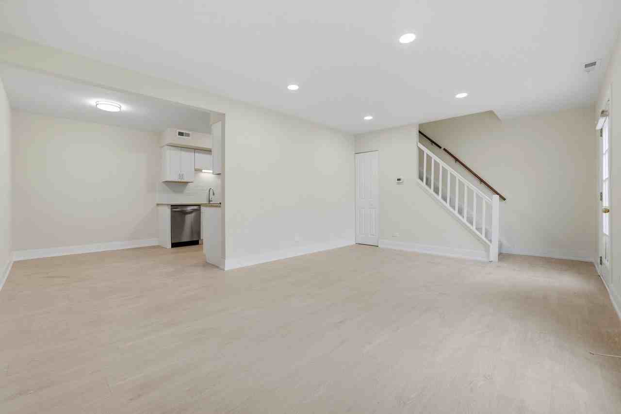 763 Wellington Ave Unit 763 - Photo 2 of 24