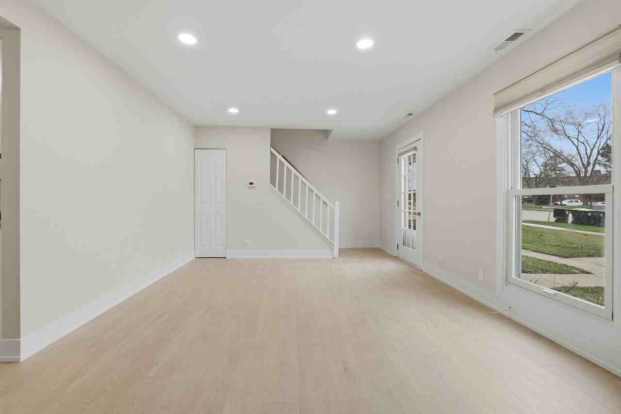 763 Wellington Ave Unit 763 - Photo 3 of 24