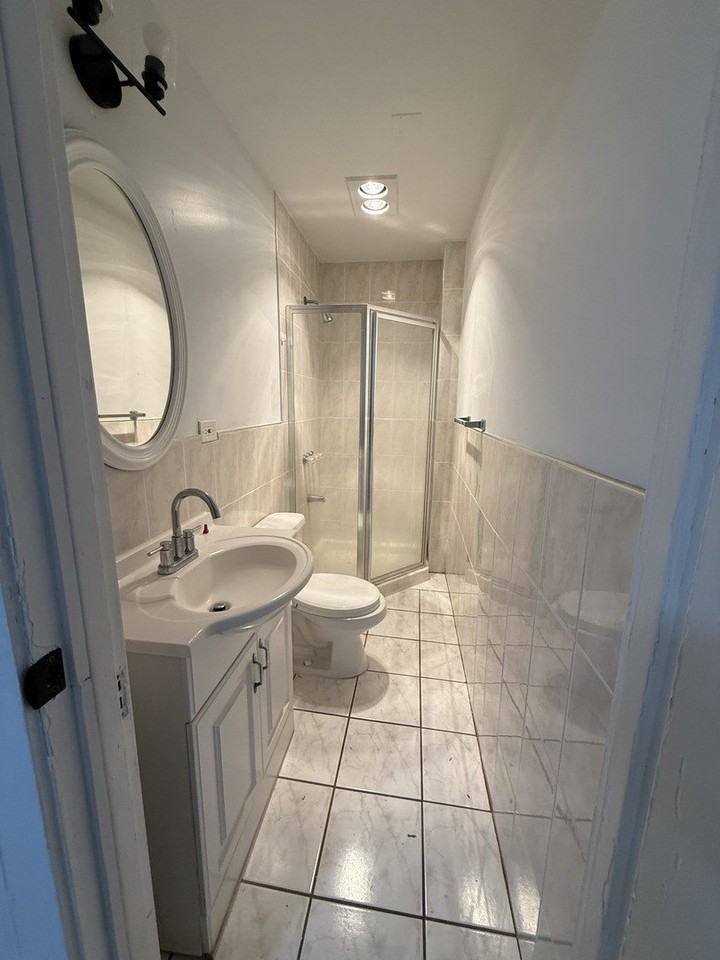 6246 N Oakley Ave Apt 2 - Photo 6 of 9