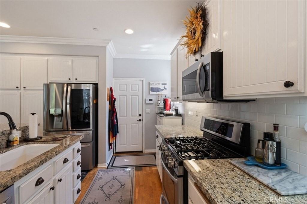 16845 Primrose Ln - Photo 5 of 38