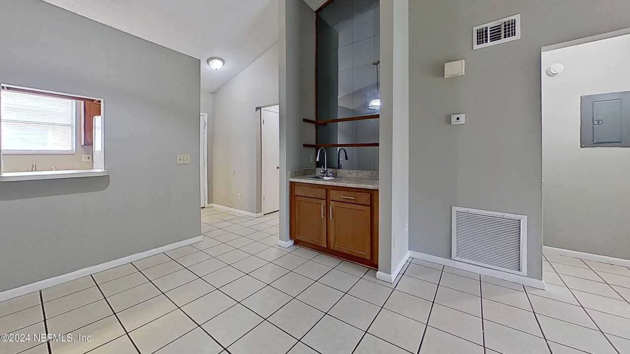 1293 Montecello Dr Apt B - Photo 6 of 19