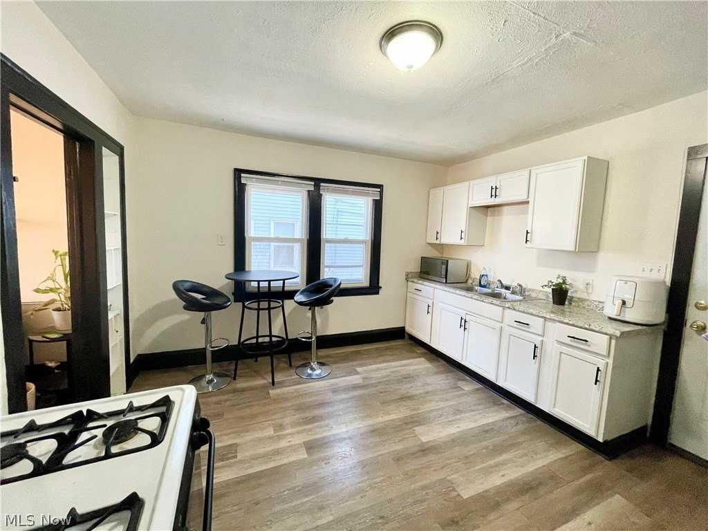 4032 E 142nd St - Photo 4 of 19