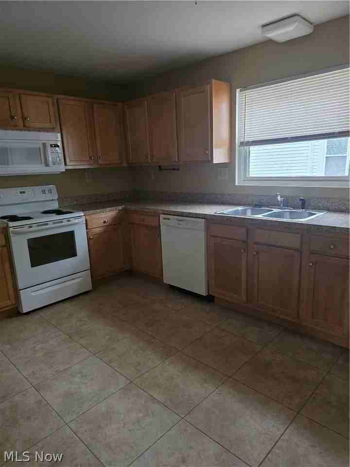 9889 Johnnycake Ridge Rd Apt 3 - Photo 4 of 5