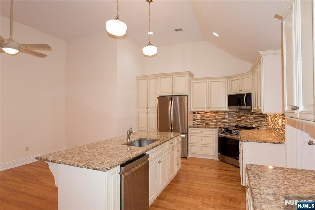 673 Glendale Road Upstairs Apa - Photo 4 of 20