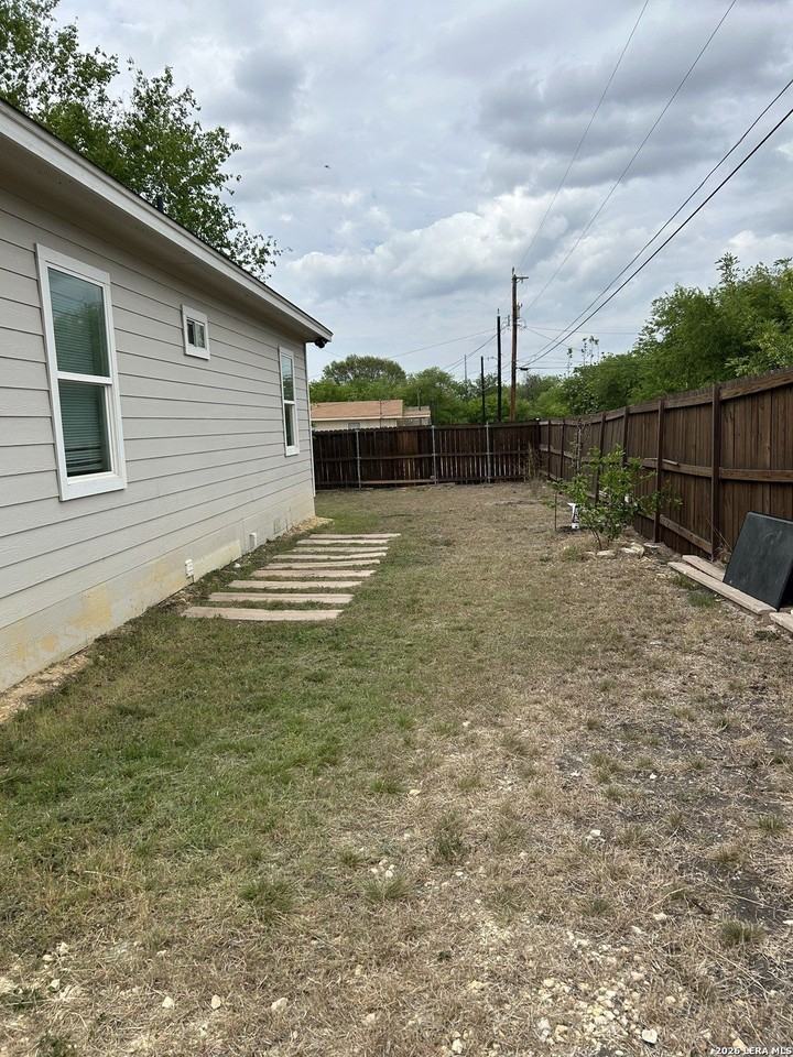 8103 Airlift Ave - Photo 2 of 23
