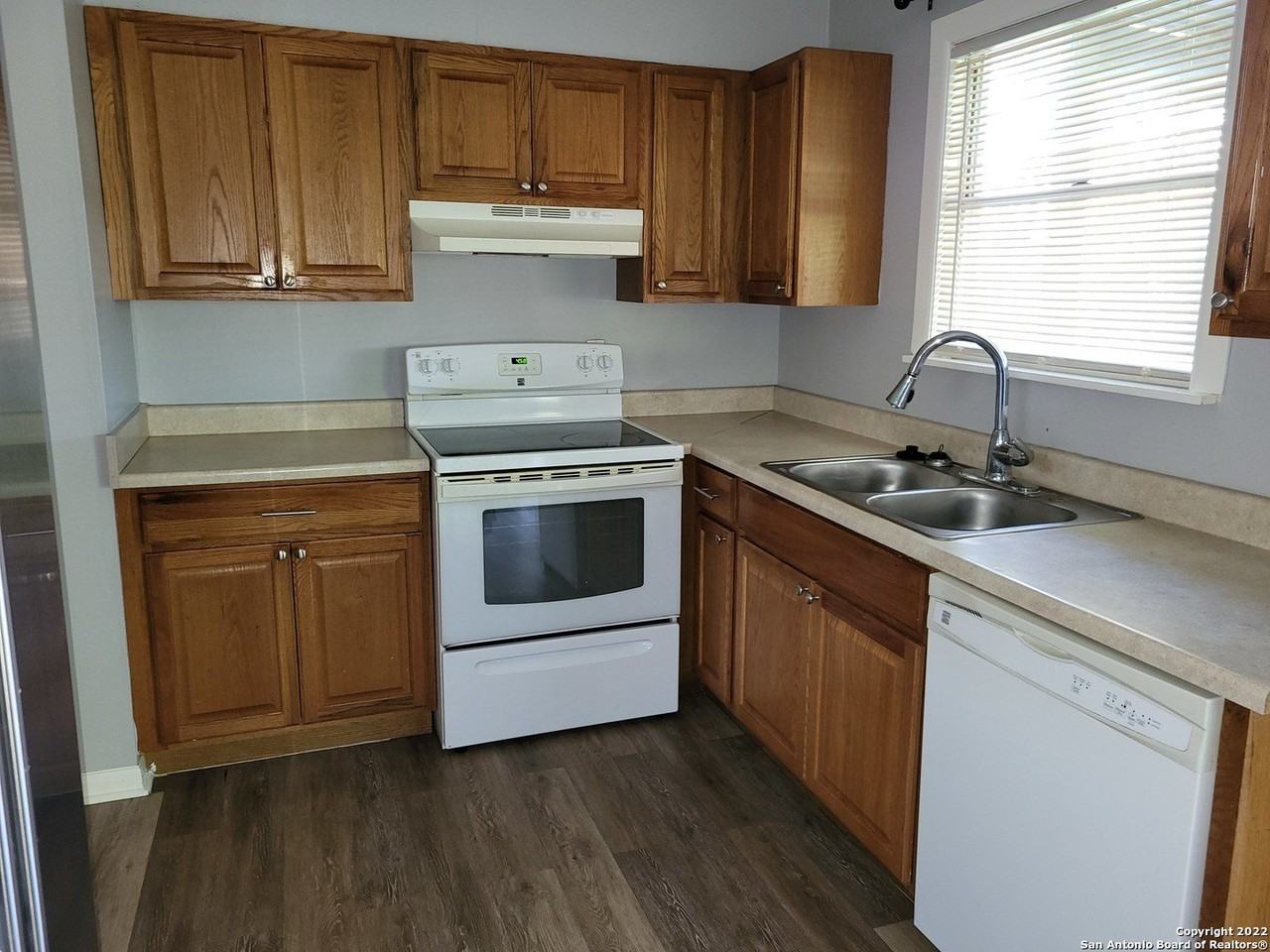 221 Scott Ave - Photo 2 of 10