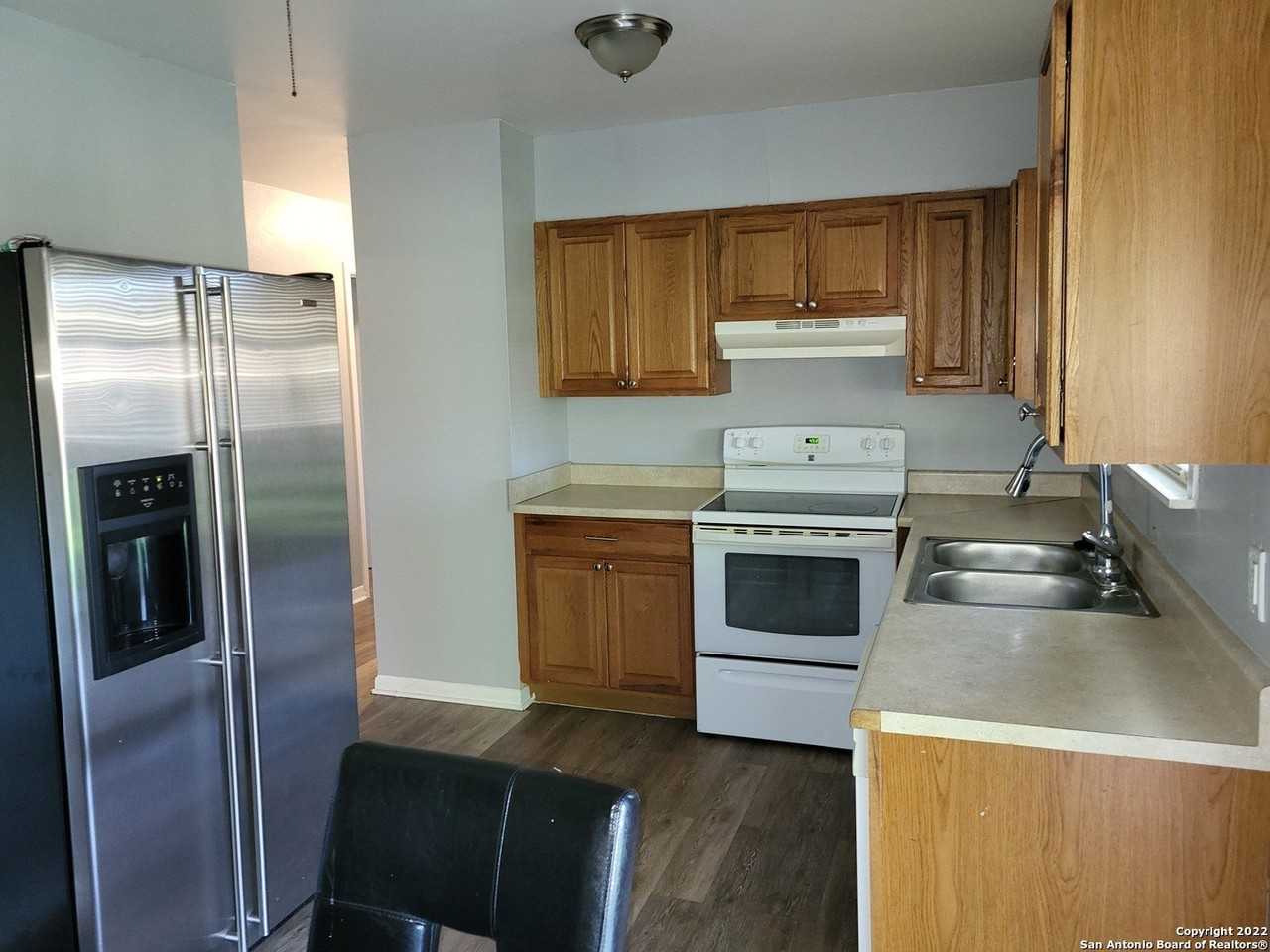 221 Scott Ave - Photo 3 of 10