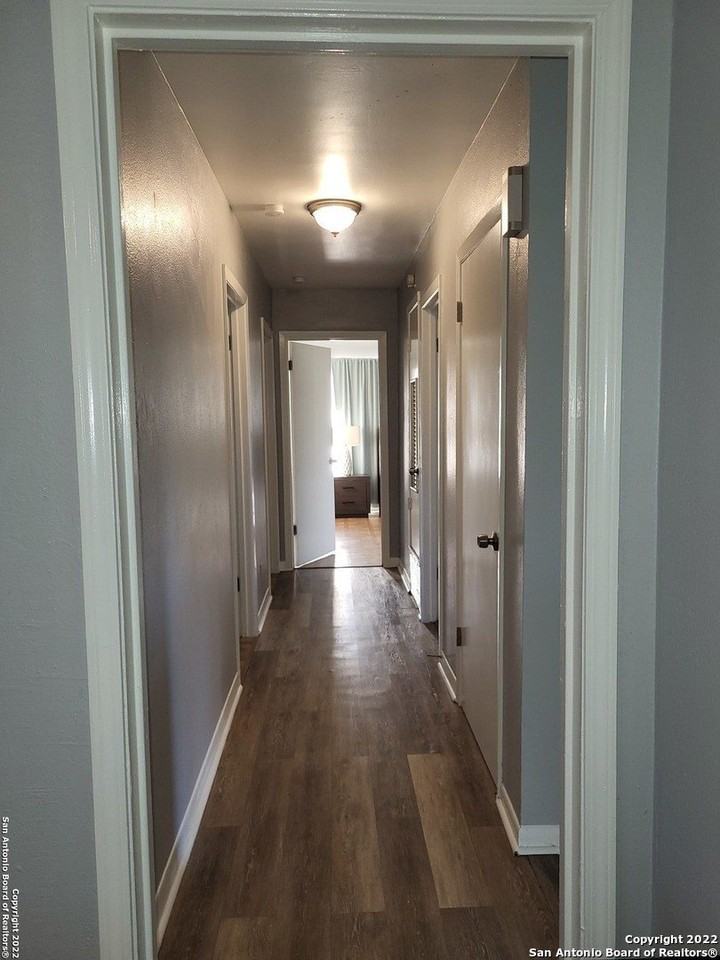 221 Scott Ave - Photo 5 of 10