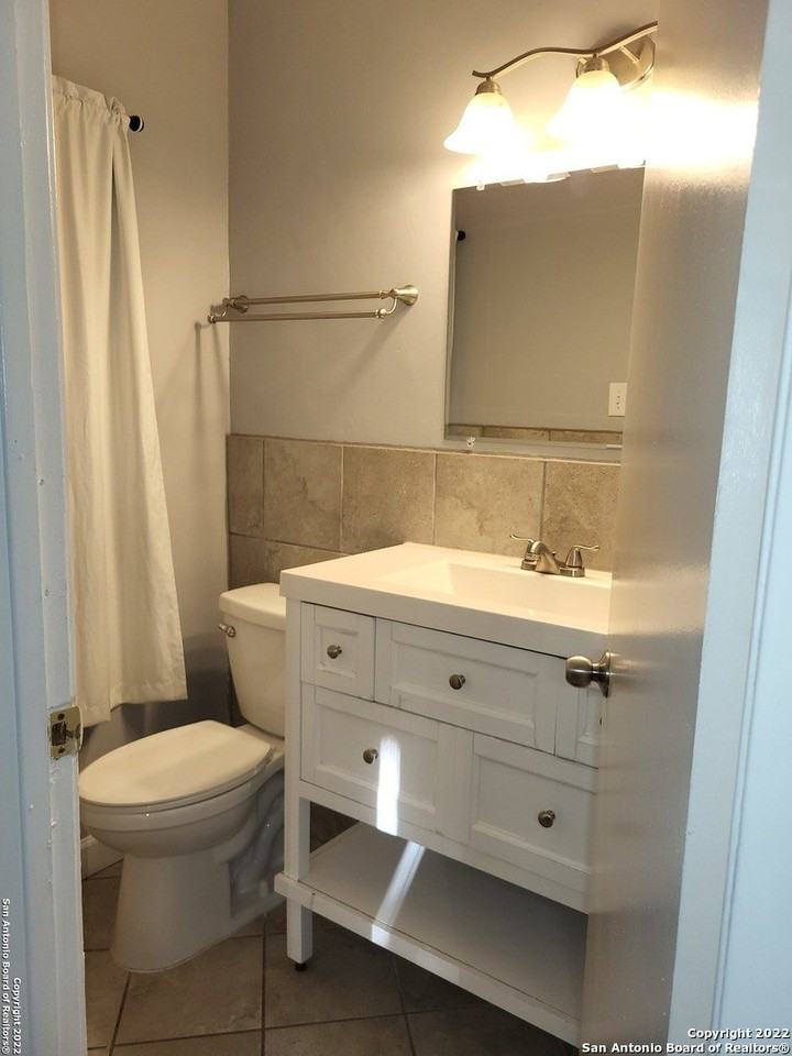 221 Scott Ave - Photo 6 of 10